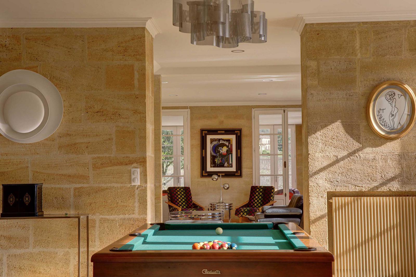 Le billard et les salons en enfilade du Château du Palanquey