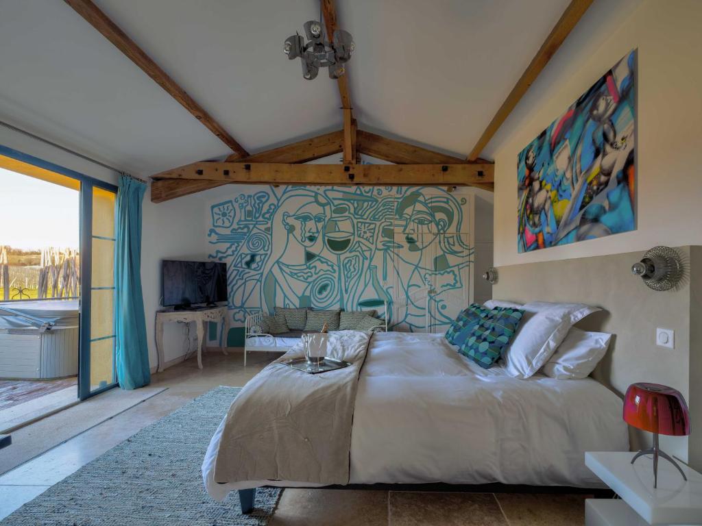 Suite Vignoble — chambre ouverte sur le jacuzzi