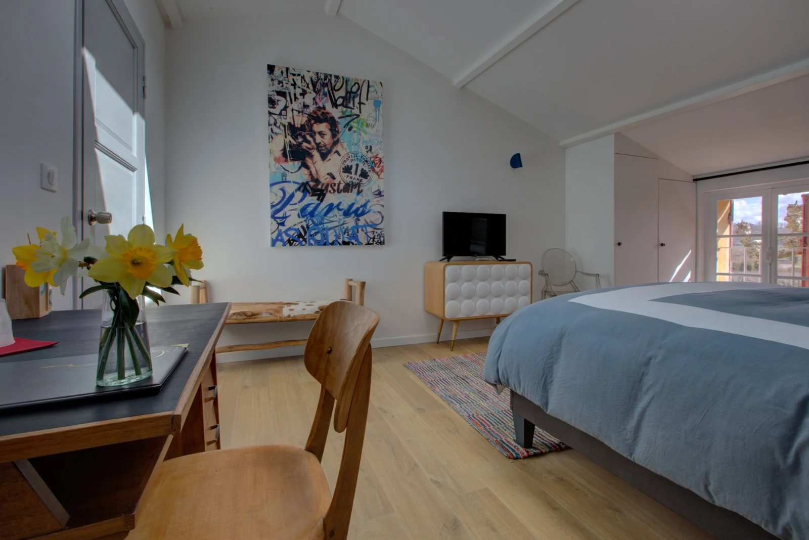 Chambre Cépage — design bleu et art contemporain