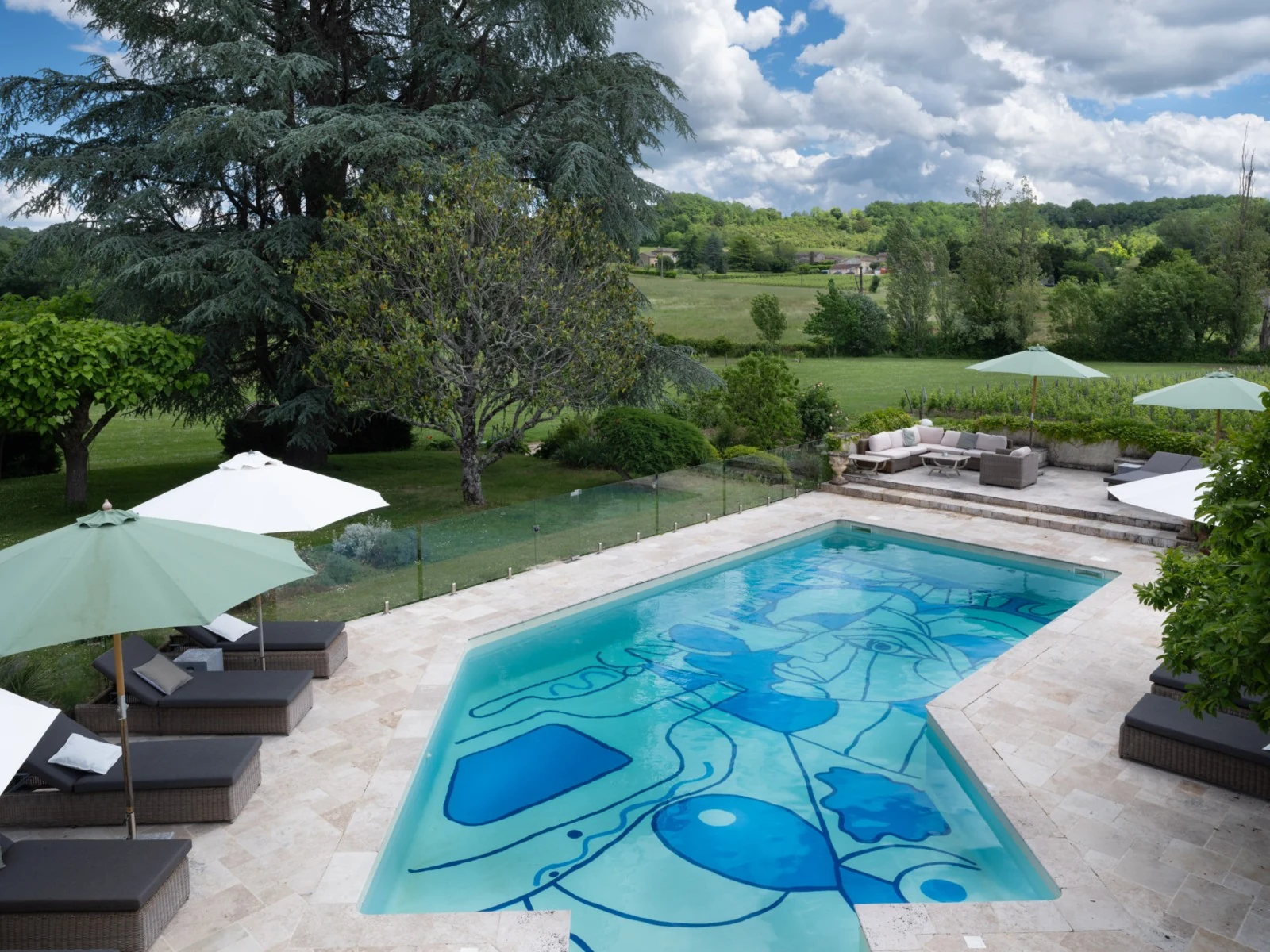 Le domaine entre parc, piscine et vignobles