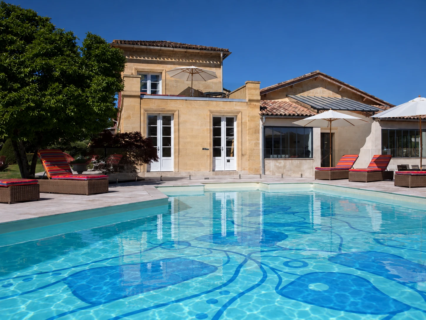 La piscine et la terrasse du Palanquey