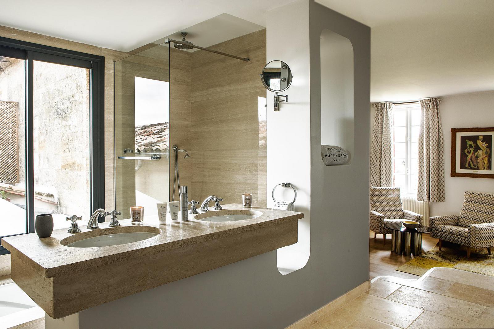 Suite Château — salle de bain et double vasque